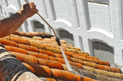 Démoussage de toiture à Castelnau d'Estrétefonds